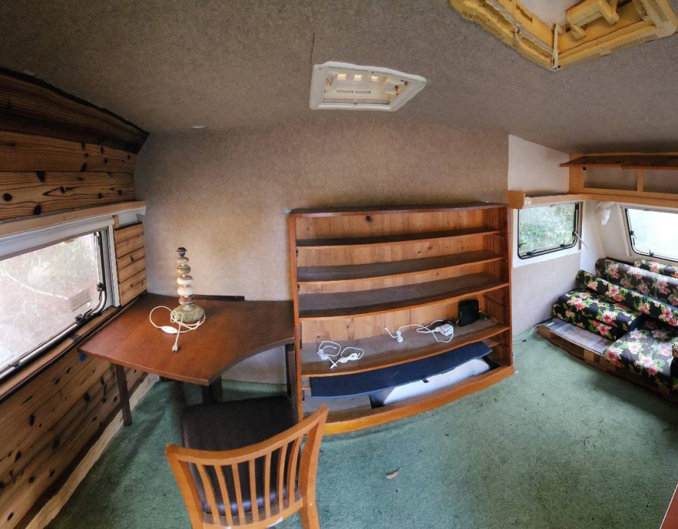 キャンピングカー内